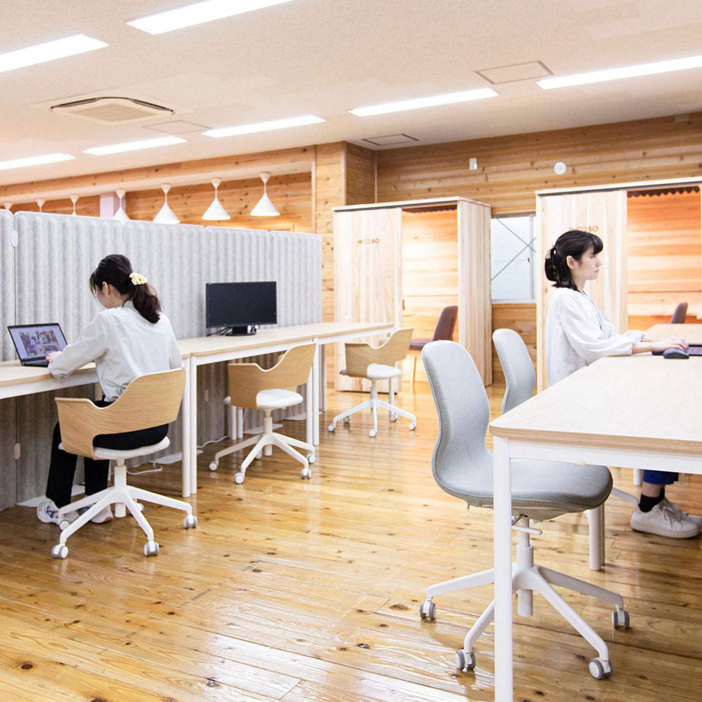 机に向かっている