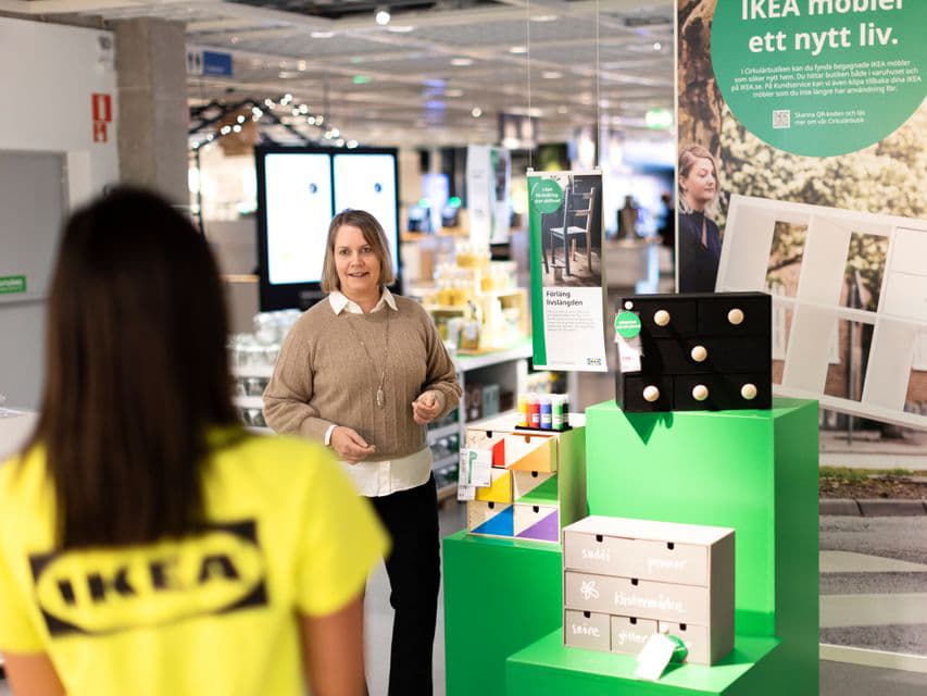 Nina Fall, affärspartner för hållbarhet på IKEA Sverige, i den helt nya hållbarhetsbutiken i varuhuset i Helsingborg