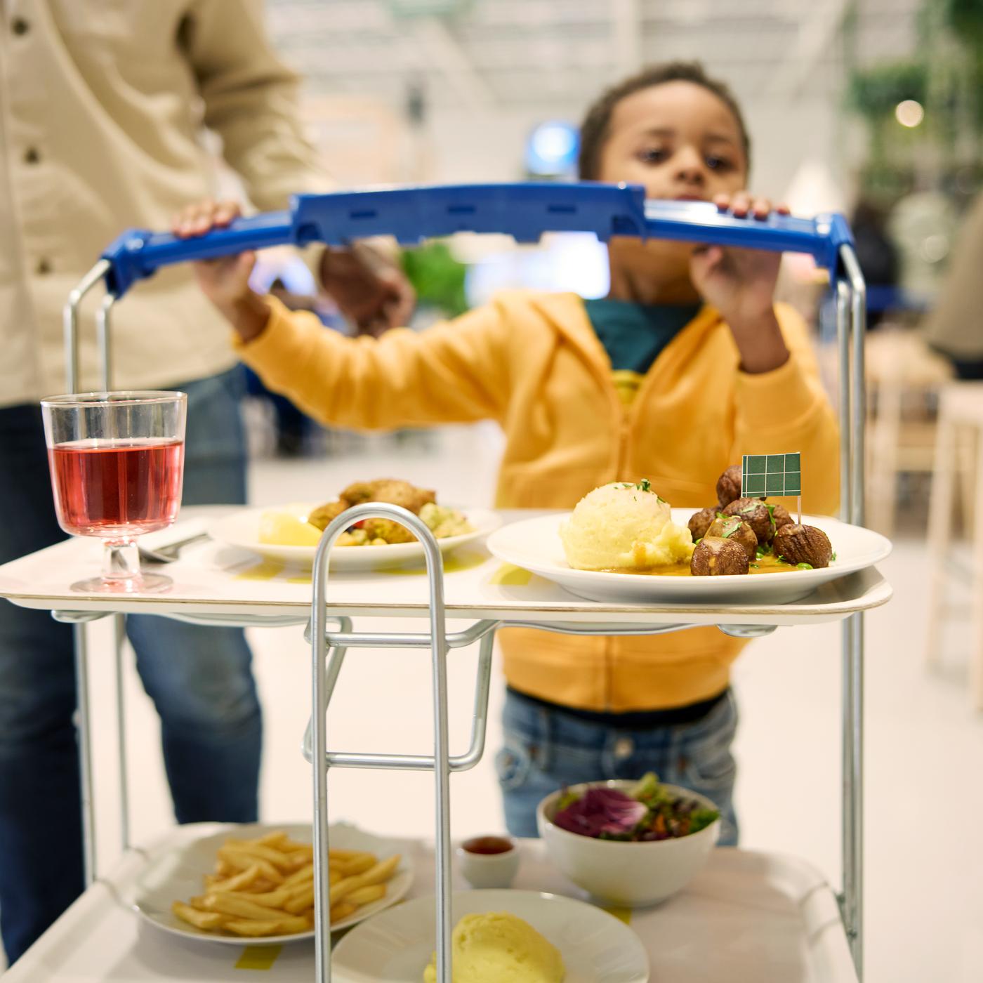 niño con carro de comida en IKEA