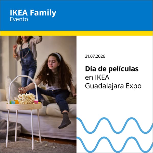 Niños en el sillon comiendo palomitas, viendo una pelicula.