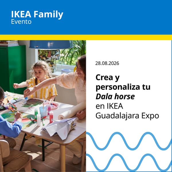 Niños haciendo manualidades y pintando