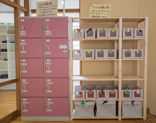 綺麗に整理された収納棚。
