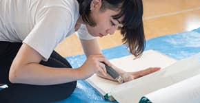 作業に集中している人。