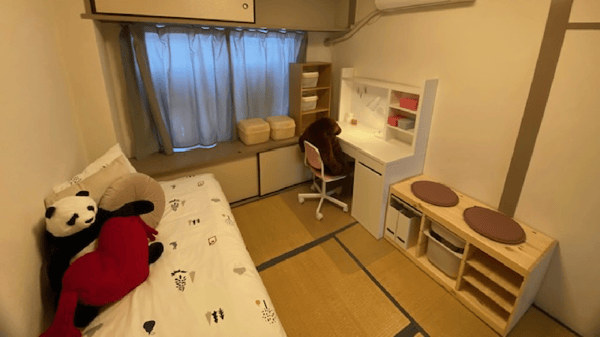 和室に勉強机とベッドが置かれ、ぬいぐるみやクッションが並んでいる。