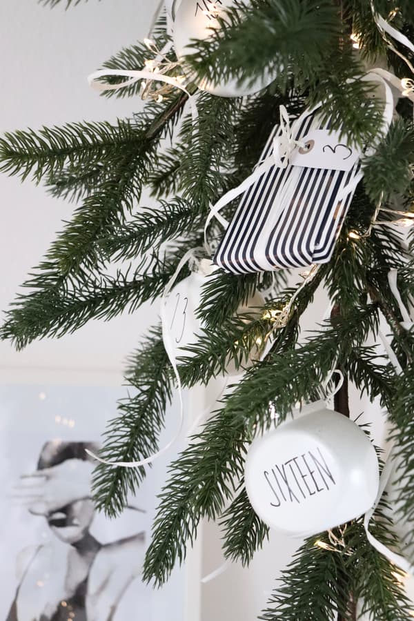 Noch nähere Nahaufnahme des Adventskalenders. Man sieht sowohl die Gläser als auch kleine in Papier gewickelte Geschenke.