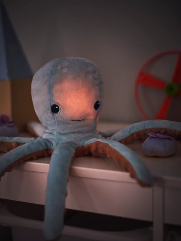 Nočná LED lampička, plyšová chobotnica BLÅVINGAD.