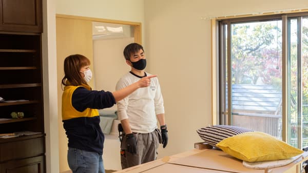 窓の前で話し合うスタッフたち