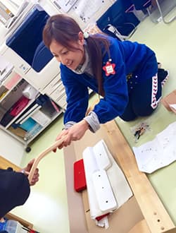 保育士の先生が組み立てに協力。