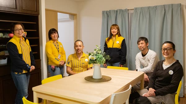 担当のイケアスタッフたちが生まれ変わった部屋で並んでいる。