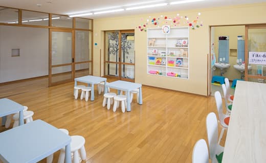 収納の棚にはカラフルな道具が並んでいる。