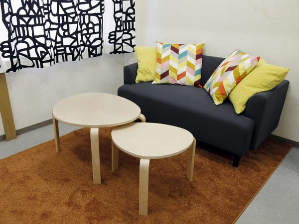 部屋の⼀⾓にはソファとコーヒーテーブルを設置。