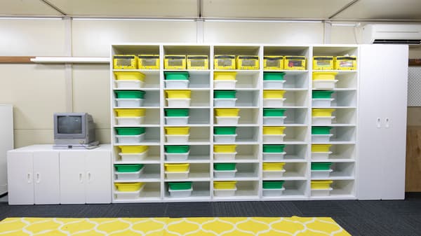棚の中にカラフルなボックスを置き、収納しやすく、見た目の可愛らしい収納棚に変更。