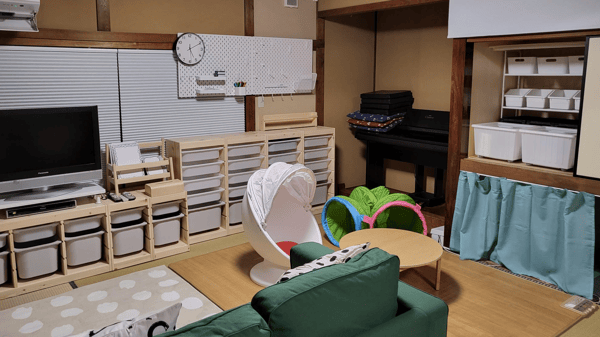 部屋の壁際に整理整頓された棚が並んでいる。