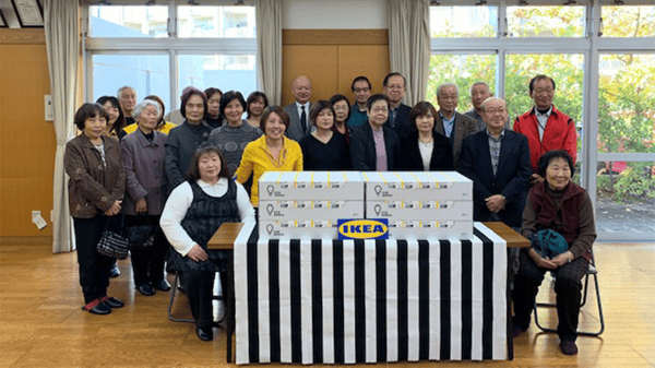 寄贈の際の集合写真。