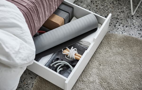 สร้างมุมสวยและเป็นระเบียบสำหรับออกกำลังที่บ้านตรงใต้เตียงของคุณ NORDLI/นูร์ดลี มีเนื้อที่กว้างขวางสำหรับเก็บเสื่อโยคะ เชือกกระโดด ยางยืดและอื่นๆ