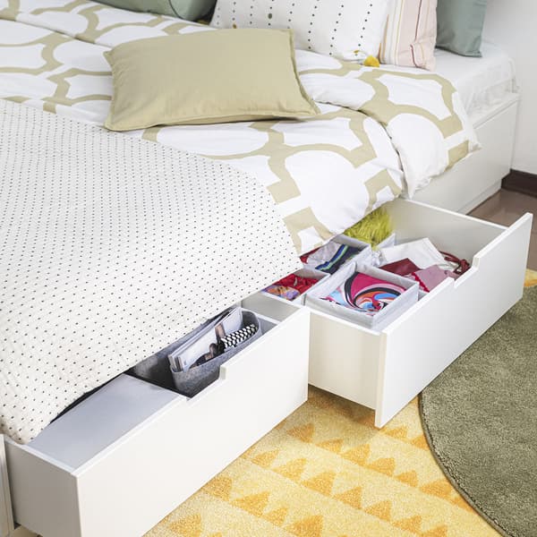 NORDLI Struttura letto con cassetti aperti in camera da letto