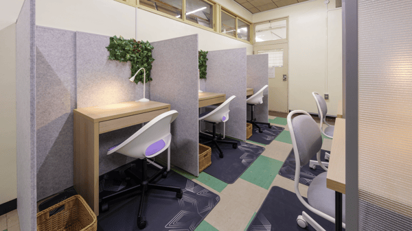 個別の学習スペースにライトが設置してある