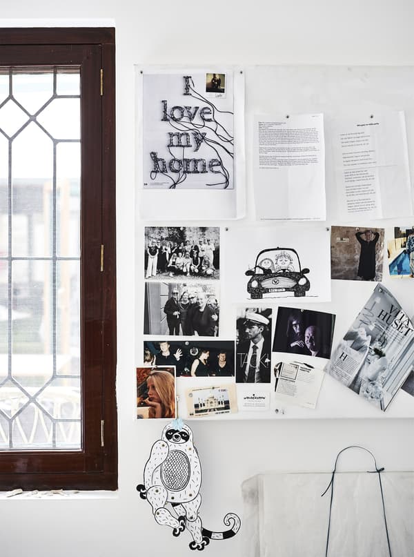 Notes, fotos i dibuixos en un tauler.