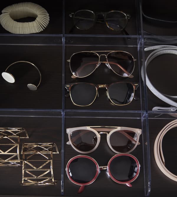 Notre assortiment comporte un vaste choix d’accessoires de rangement intérieur KOMPLEMENT comme celui pour plateau coulissant en plastique transparent. Composé de neuf compartiments, il assure l’ordre dans vos accessoires qui sont ainsi facilement accessibles.
