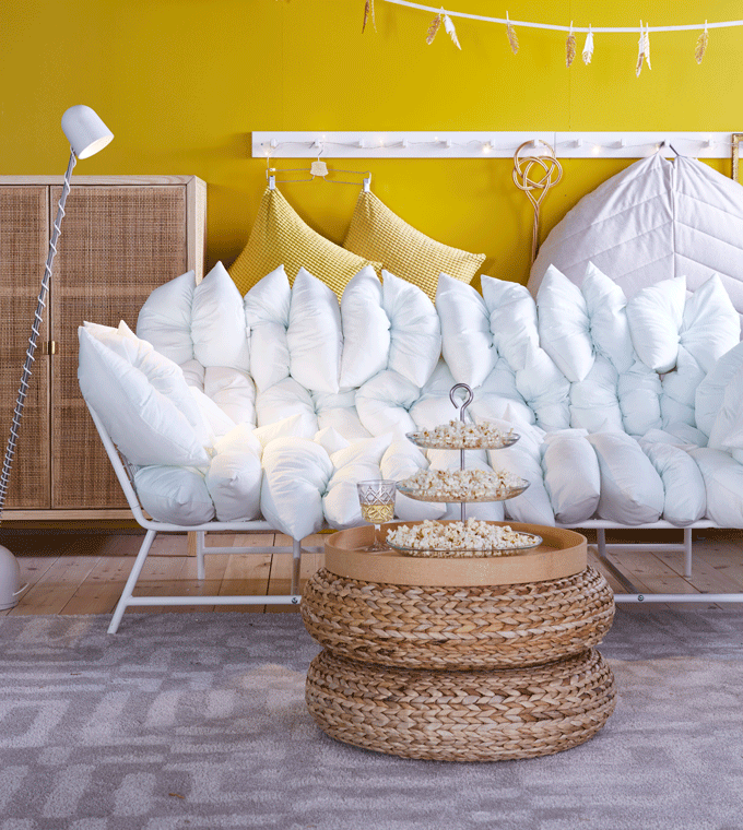 Notre confortable canapé 2 places de la collection IKEA PS 2017 est garni de 36 coussins. Il est disponible en blanc et en bleu foncé.