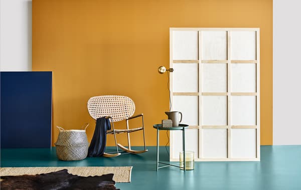 Nous pensons que les les grandes tendances à venir consisteront à combiner rotin et couleurs vives.