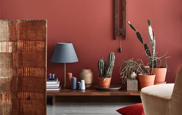 Nous pensons que l'une des grandes tendances à venir consistera à combiner des couleurs de terre rouges avec des accents bleus et des meubles en bois foncé.