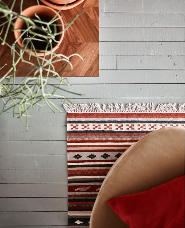 Nous raffolons de cette tendance qui fait la part belle aux tapis à motifs, aux pots en terre cuite et aux meubles en bois foncé.