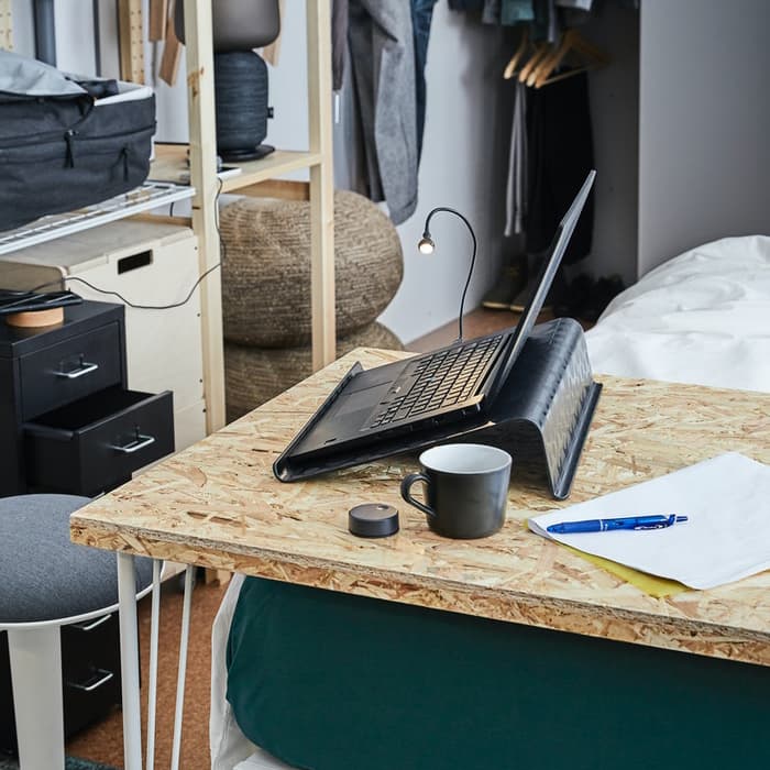 noutbuk stoit na podstavke na rabochem stole ddeddd30ebd1c0fdf523eda7d6caa121 икеа кабель для телефона