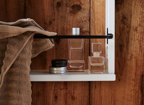 Nová nástenná polica HEMNES so štíhlym dizajnom vhodná najmä do malej kúpeľne.