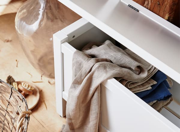 Nové úložné riešenie IKEA HEMNES na uskladnenie bielizne a uterákov.
