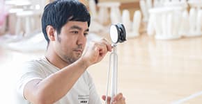 椅子の脚を組み立てている人。