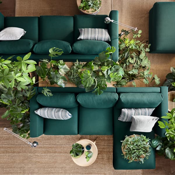 Nu numai că poți schimba husa canapelei IKEA VIMLE, dar poți rearanja secțiunile pentru a-i da un alt aspect. Reinventând aspectul canapelei deja cumpărate, putem lucra împreună pentru a reduce deșeurile.