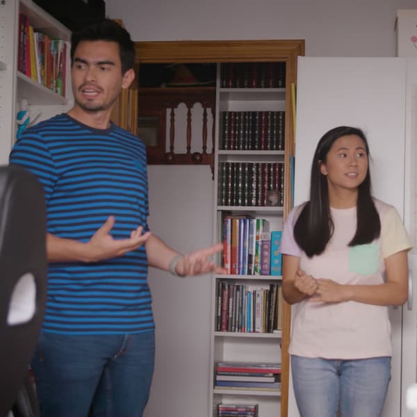 Nuestro interiorista Óscar comenta con Amanda el cambio de su futura habitación.