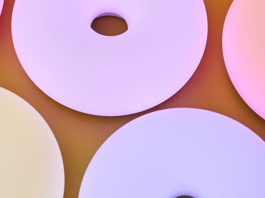 Nueva lámpara VARMBLIXT con bombilla de color inteligente, diseñada por Sabine Marcelis