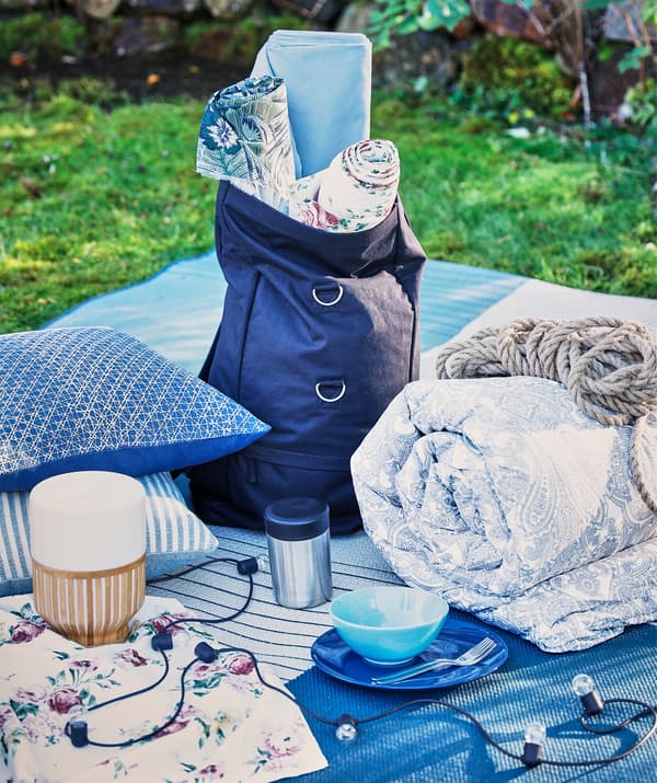 Nyári piknik, párnákkal, és elemes LED világítással, MULLBACKA asztali lámpával.