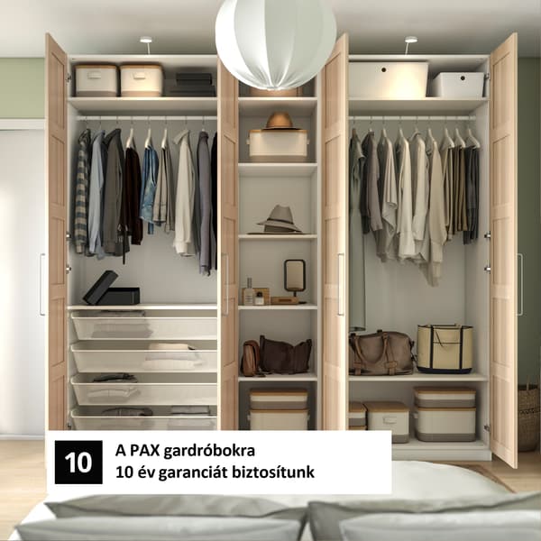 Nyitott szekrény három szekcióval, ruhafogasokkal, polcokkal dobozoknak, táskák és kiegészítők számára, a PAX rendszer 10 éves garanciájára utaló szöveggel.