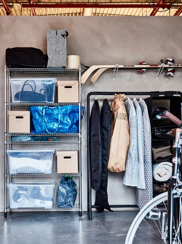 O equipamento e a roupa para os deportes de inverno almacénase en caixas de plástico e cartón, bolsas de plástico duras e en barras dun garaxe.