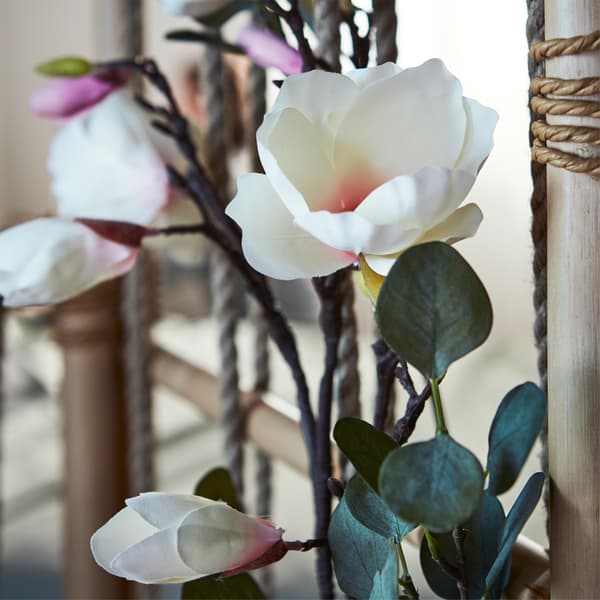 O parte din separatorul de cameră TÄNKVÄRD îmbogățită și evidențiată cu ajutorul florilor și al frunzelor artificiale SMYCKA (prinse cu frânghie).