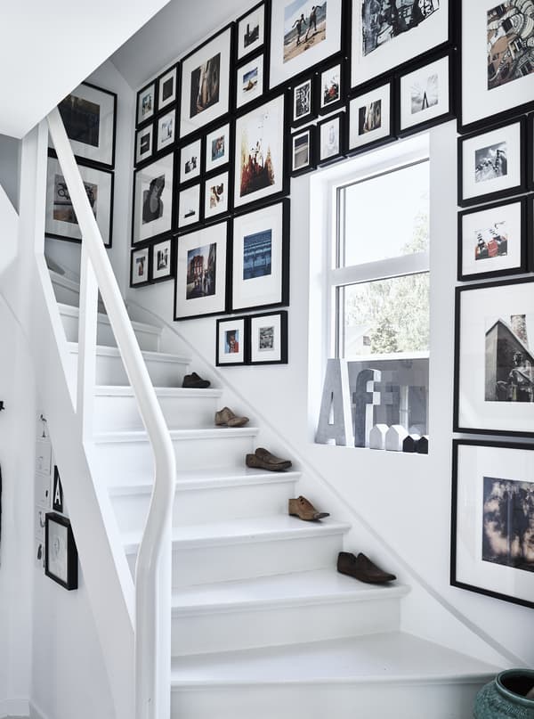 O scară cu fotografii.