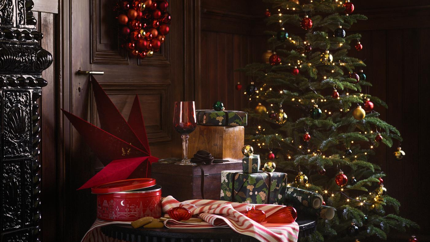 O selecție de produse din gama IKEA VINTER 2020, inclusiv un pom de Crăciun, hârtie de ambalat cadouri și accesorii pentru casă.