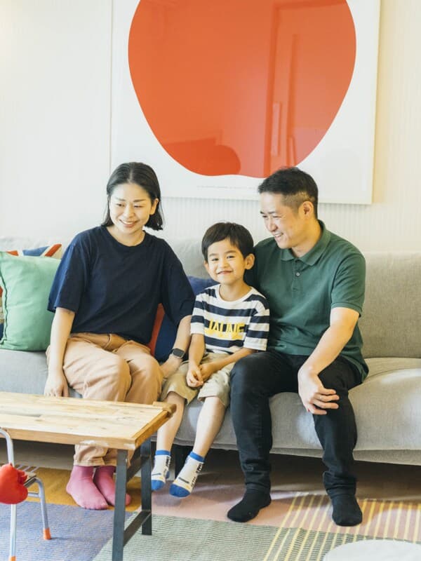 お役3人がソファに座っている