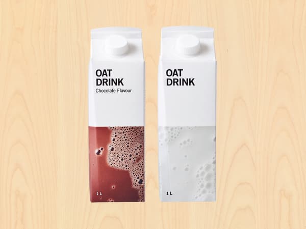 Oat drink Original flavour & chocolate flavour on a wood background
