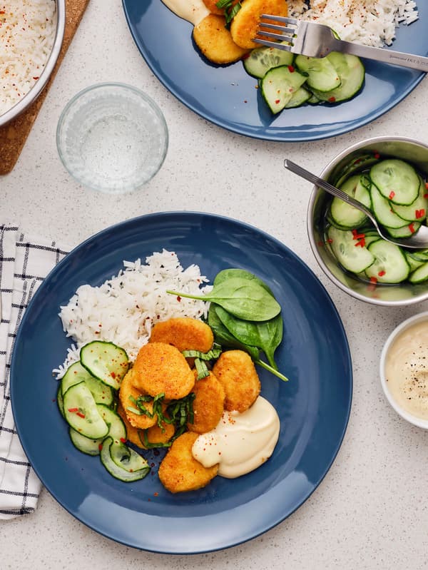 Obaľované kúsky na báze pšenice SLAGVERK na modrom tanieri FÄRGKLAR.