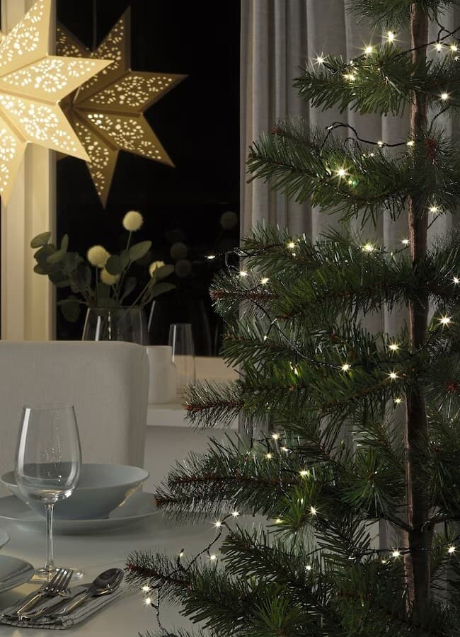 Obrázek vánočního stromečku v potemnělé místnosti. 