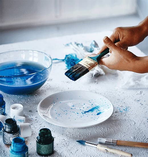 Obrázok GIF taniera IKEA FÄRGRIK, na ktorý sa nanáša farba.