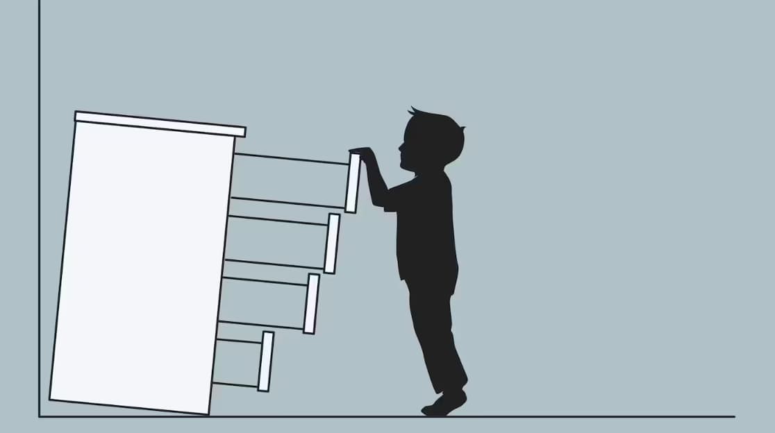 Obrázok skrinky so zásuvkami, ktorá nie je pripevnená k stene a prevracia sa na dieťa, ktoré vysunulo všetky zásuvky.