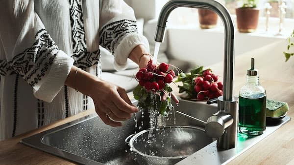 Obst und Gemüse gründlich waschen für Hygiene beim Kochen.