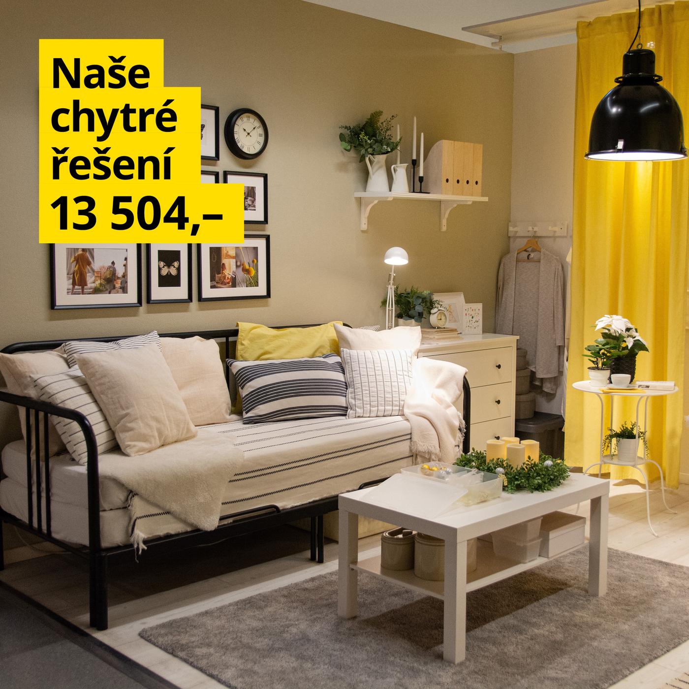 Obývací pokoj, který si oblíbí i vaši hosté s rozkládací postelí a žltutými závěsy.