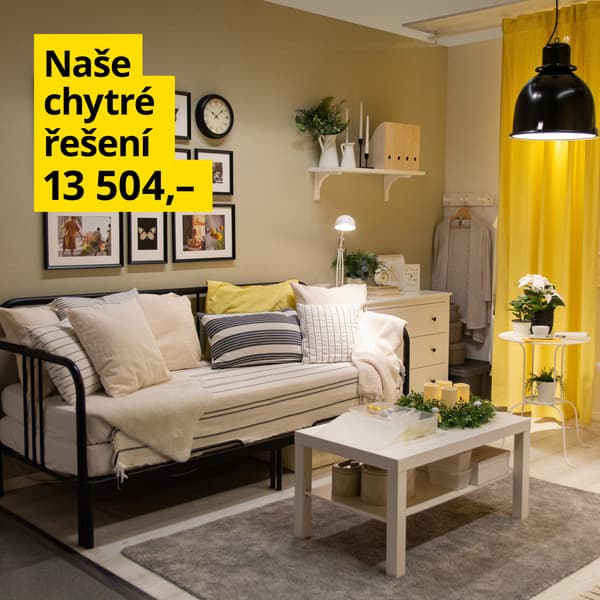 Obývací pokoj, který si oblíbí i vaši hosté s rozkládací postelí a žltutými závěsy.