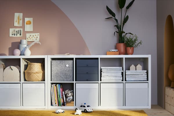 Obývací pokoj s kostkovou policí KALLAX